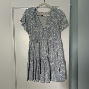 Universal Thread Light Blue & White Floral Tiered V-Neck Midi Dress